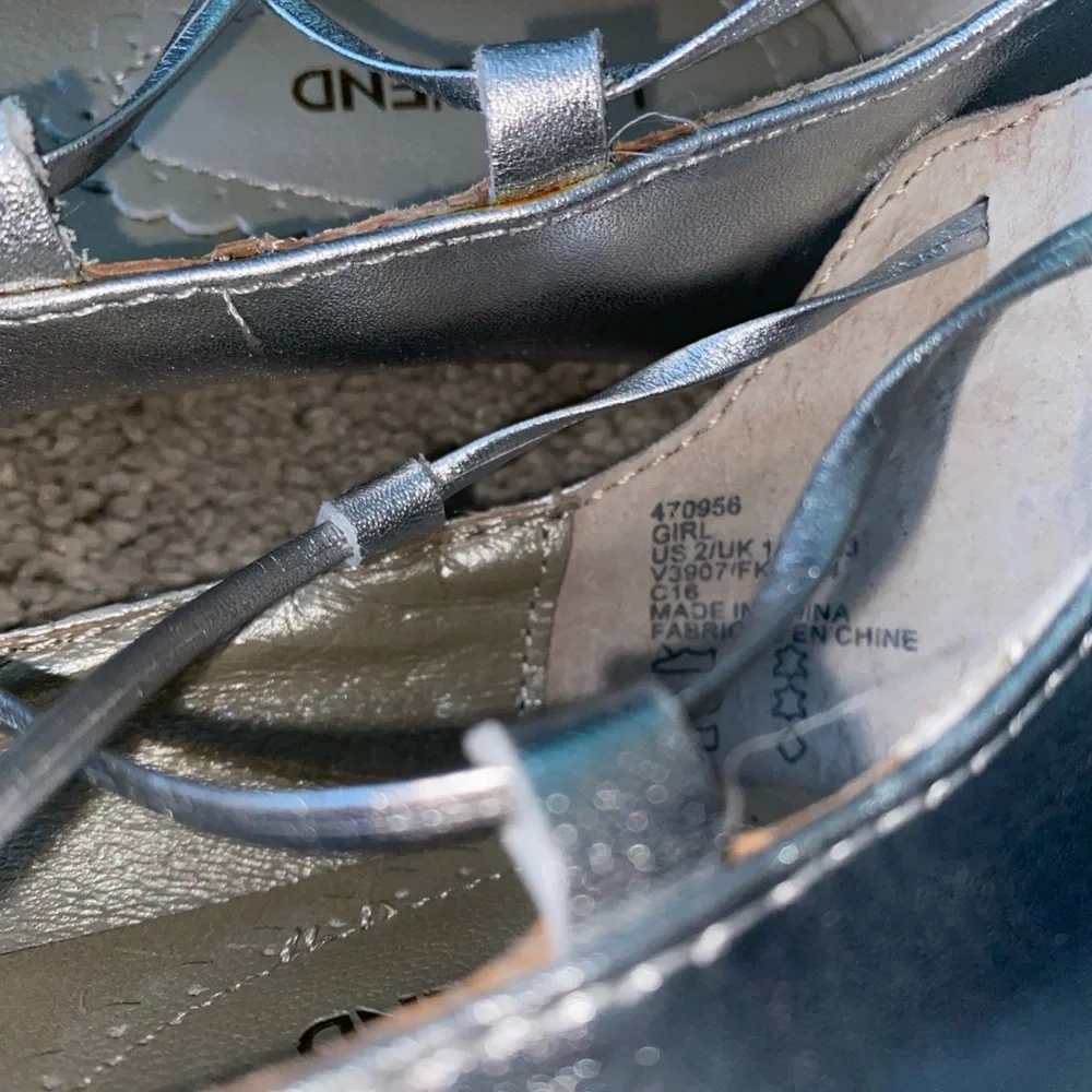 Lands' End kids Girls Size 2 Metallic‎ Silver Ballet Flats lace up - Picture 4 of 13